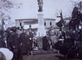 11-11-1923 - Inaugurazione del Monumento ai Caduti della Guerra 1915-1918. Sullosfondo i ruderi dell antico carcere e la settecentesca abbazia di S. teodoro 11-11-1923 - Inaugurazione del Monumento ai Caduti della Guerra 1915-1918. Sullosfondo i ruderi dell antico carcere e la settecentesca abbazia di S. teodoro